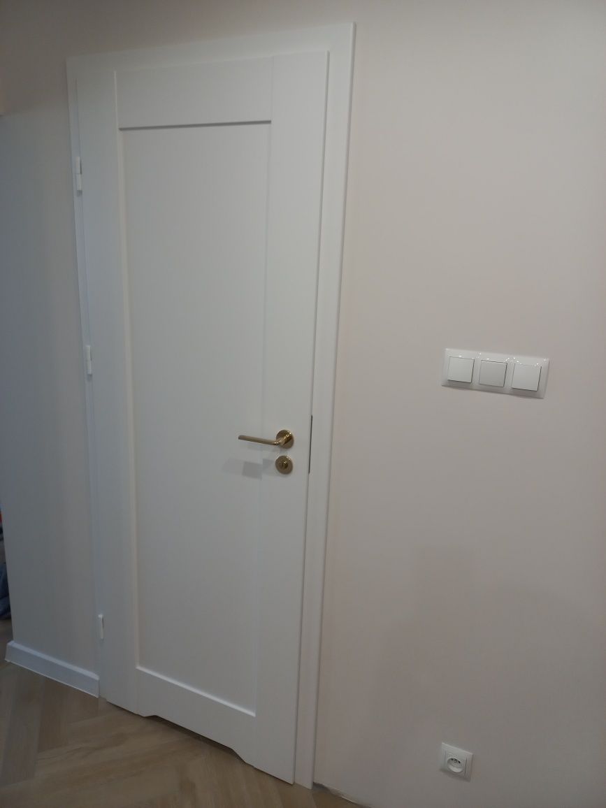 Białe drzwi łazienkowe Erkado Pera Basic 2 / prawe 70 cm
