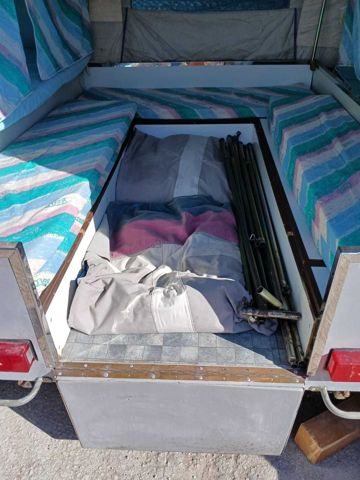 Reboque com tenda de campismo