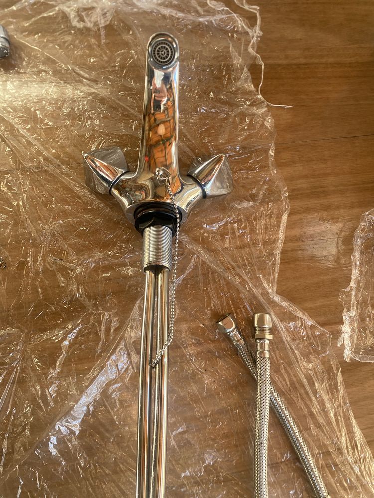 Conjunto de misturadoras para lavatorio com os acessorios da imagem
