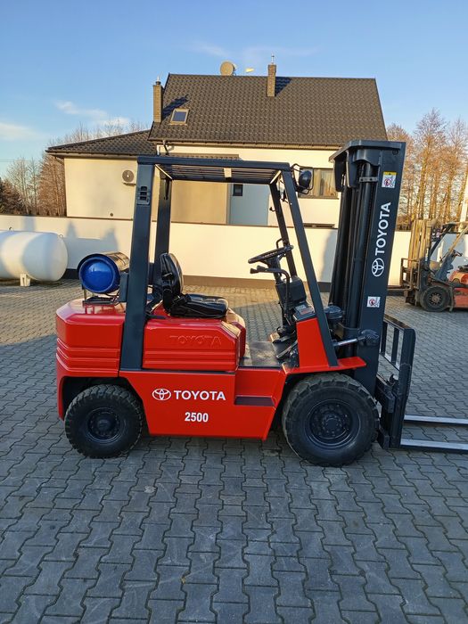 Sprzedam wózek widłowy Toyota tripleks udźwig 2,5 tony