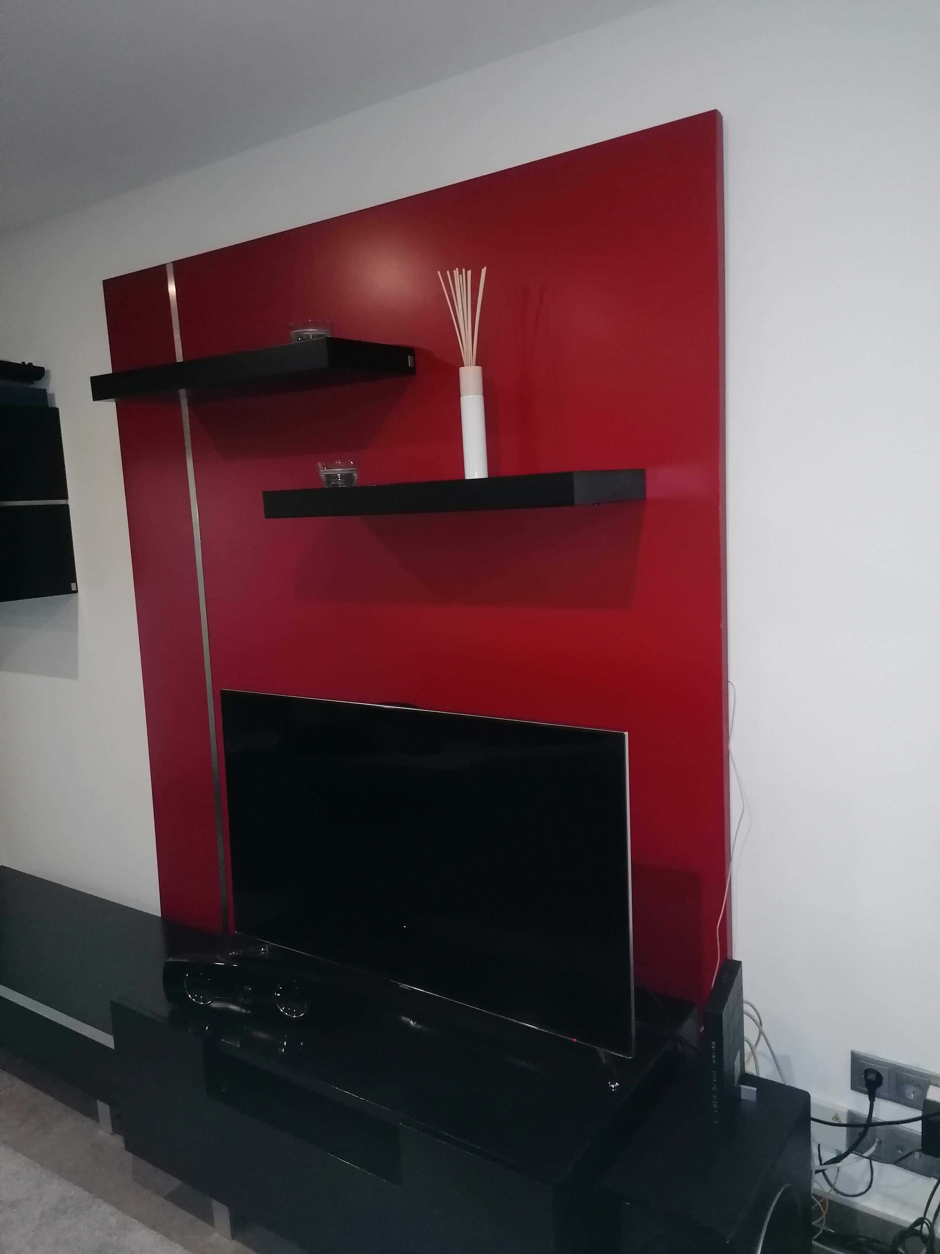 Painel  de parede vermelho/ bordo com duas prateleiras com iluminação.