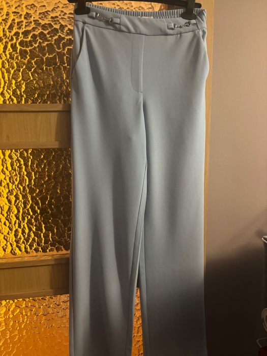 Błękitny garnitur Mohito marynarka i szerokie spodnie