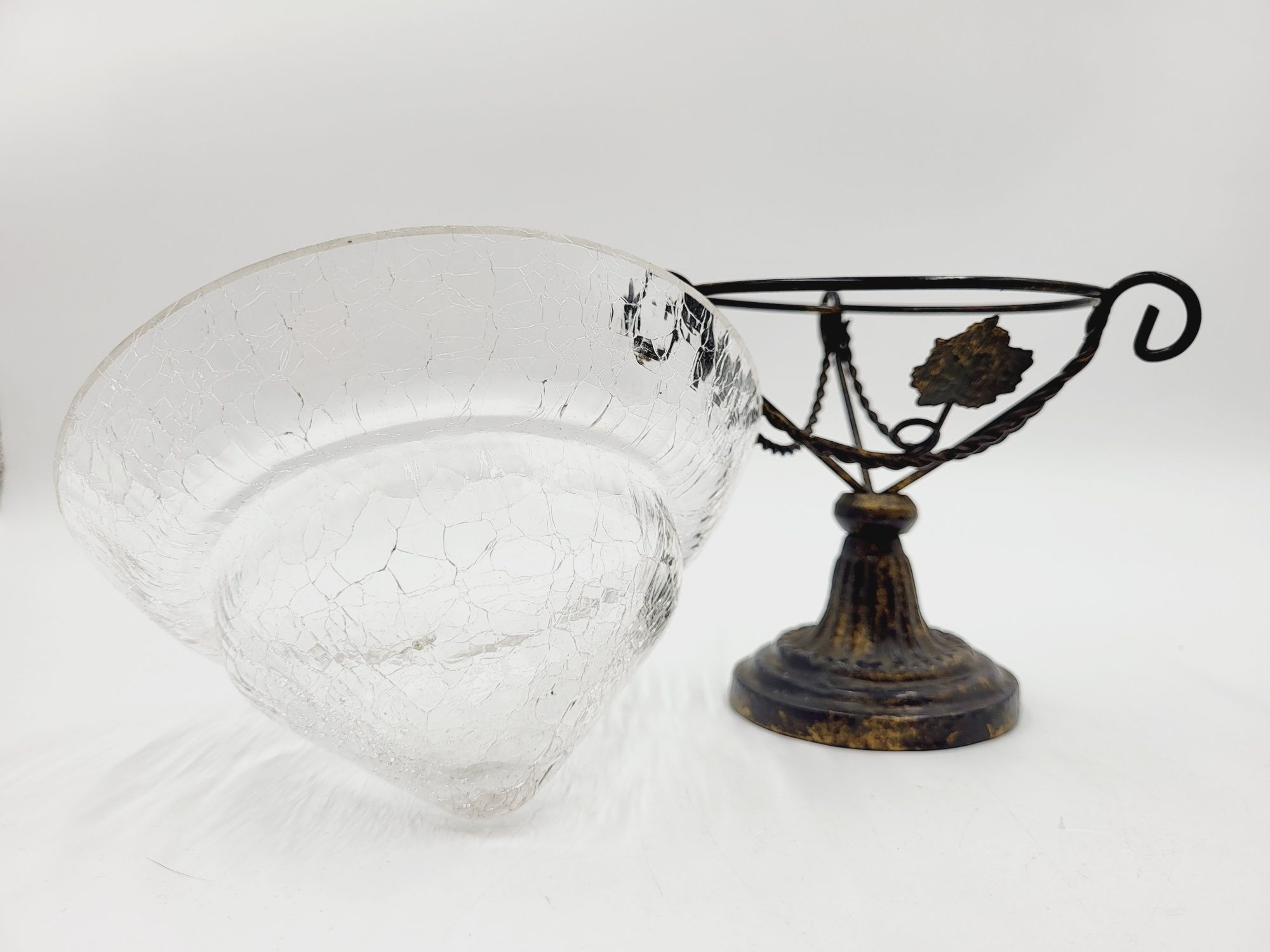 Ciekawy szklany pucharek cukiernica na metalowe podstawie