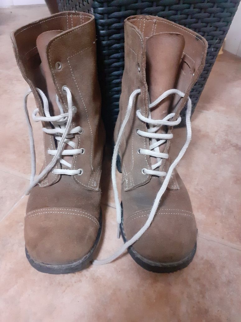 Botas em cabedal