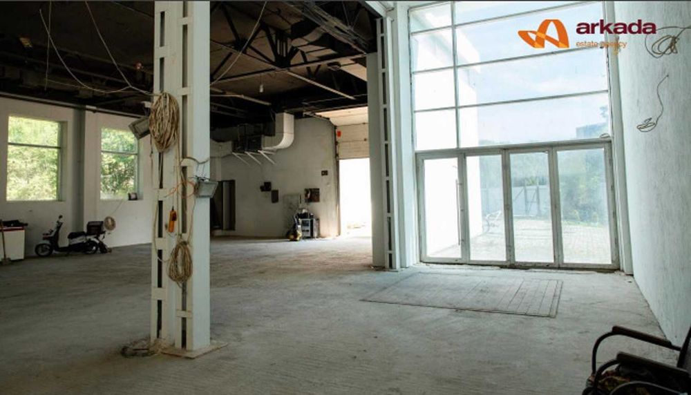 Просторе комерційне приміщення по вул. Євгена Коновальця