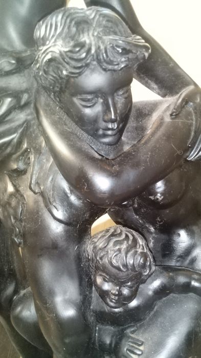 Estatua antiga de família