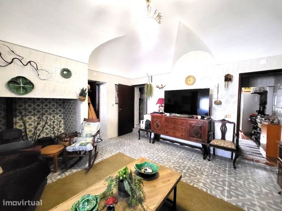 Moradia T5 com quintal, perto da Vila de Redondo
