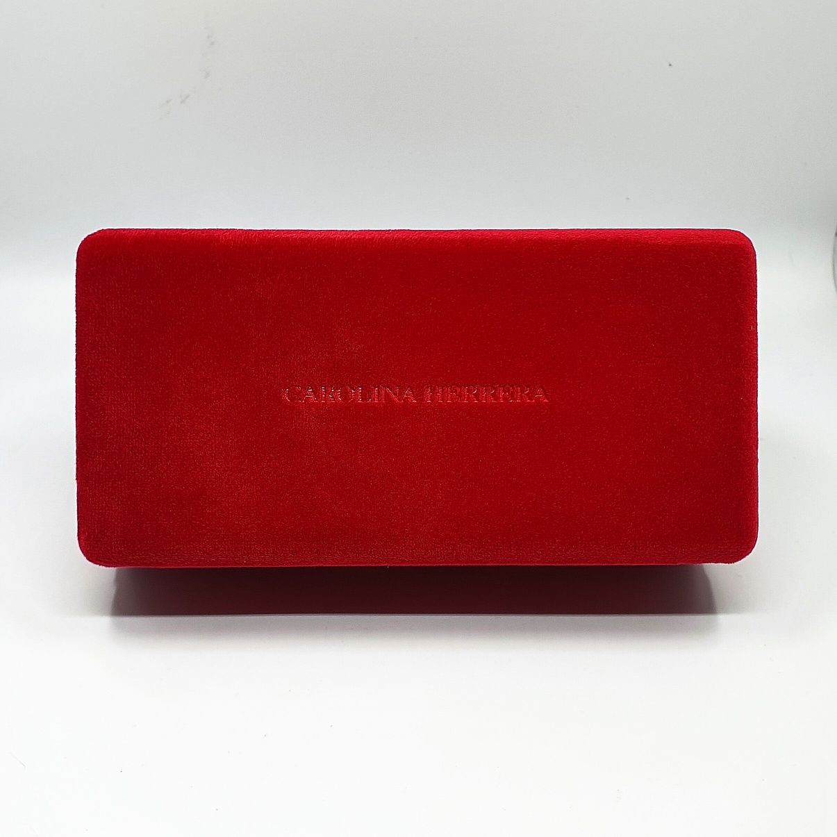 Etui na duże okulary Carolina Herrera.