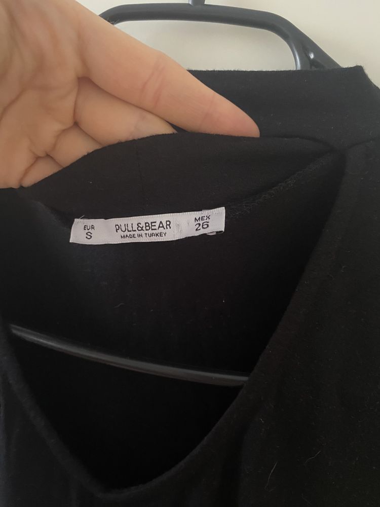 Czarna koszulka z krótkim rękawem choker pull & bear