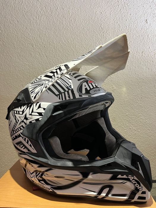 Capacete de mota AIROH