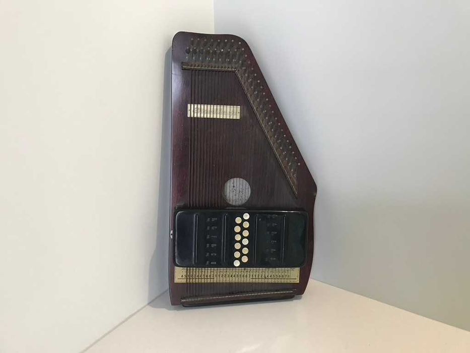 Vendo harpa, belo instrumento musical.