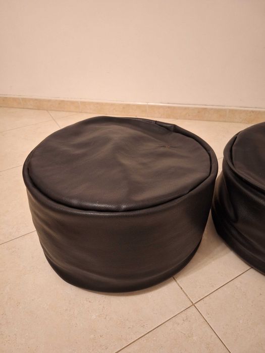 2 Pufes pretos em bom estado