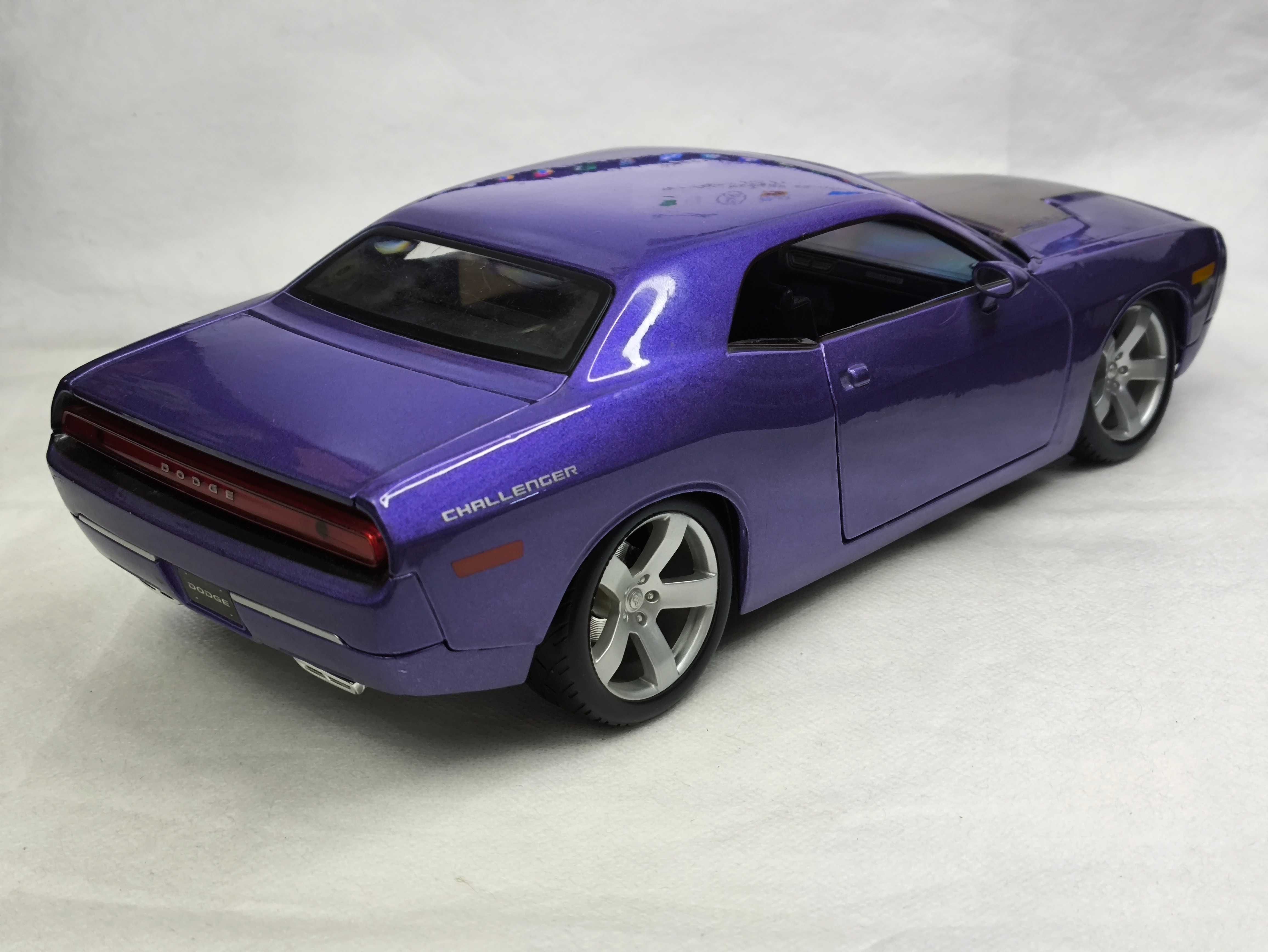 Модель Dodge Challenger Concept 2006 1.18 Maisto Violet
