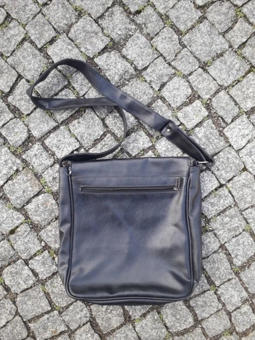 Torebka listonoszka czarna z skóry ekologicznej