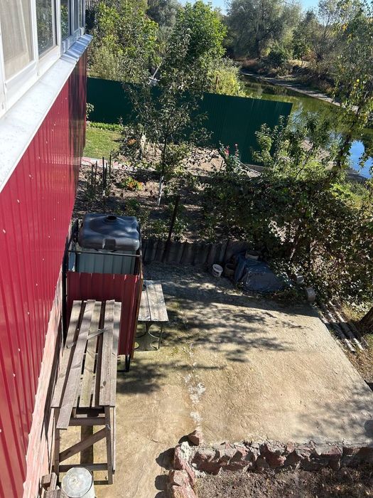 Сучасний гарний садовий будинок біля озера YV