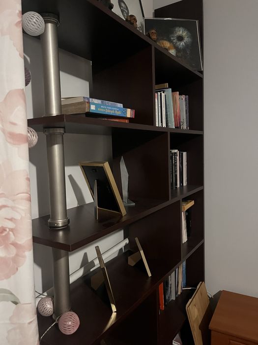 Drewniana biblioteczka