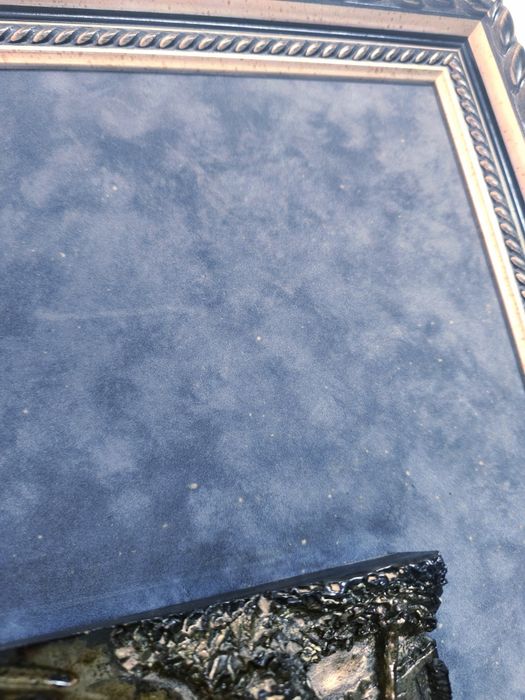 Quadro em veludo, com escultura em bronze, certificado, como novo