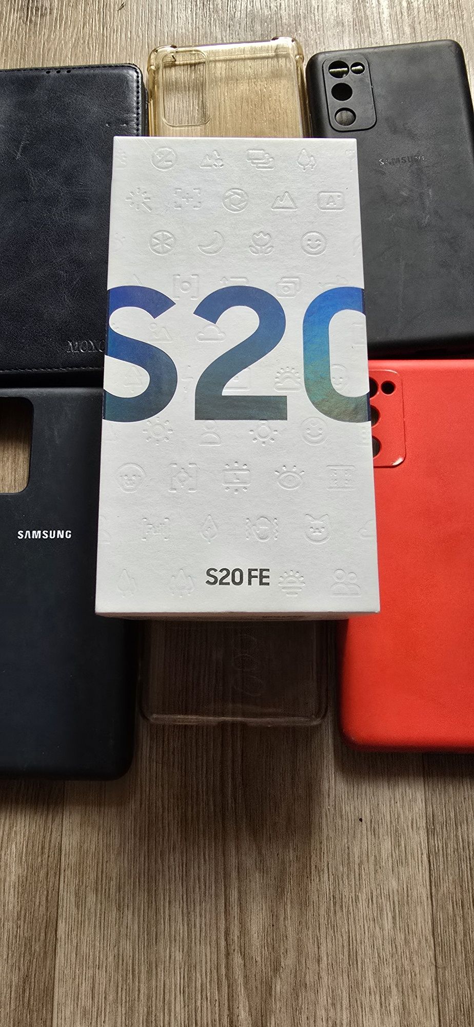 Продам SAMSUNG S20FE 6/128
