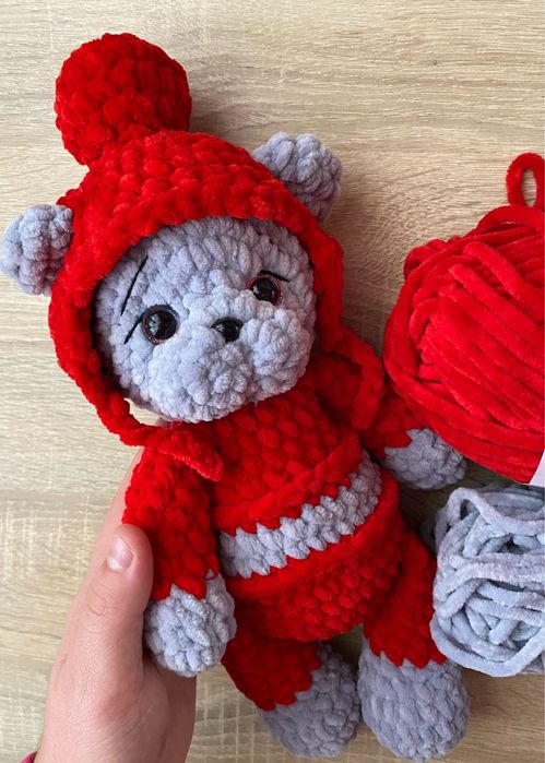 Вʼязані ведмедики з плюшевої пряжі.