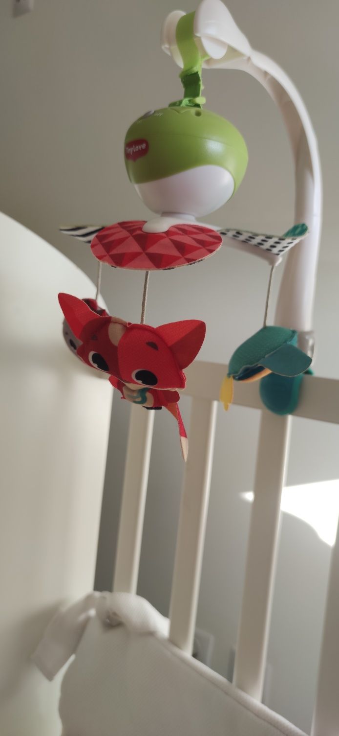 Brinquedo com músicas berço Next2me...
Em pe