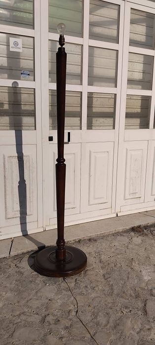 Candeeiro de pé alto