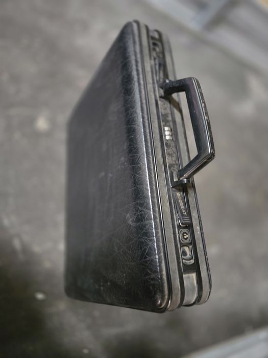 Sprzedam męski neseser z zamknięciem