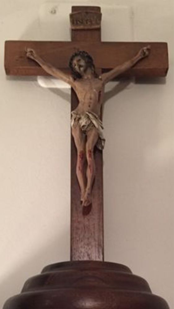 Cristo em marfinite crucificado em cruz de madeira