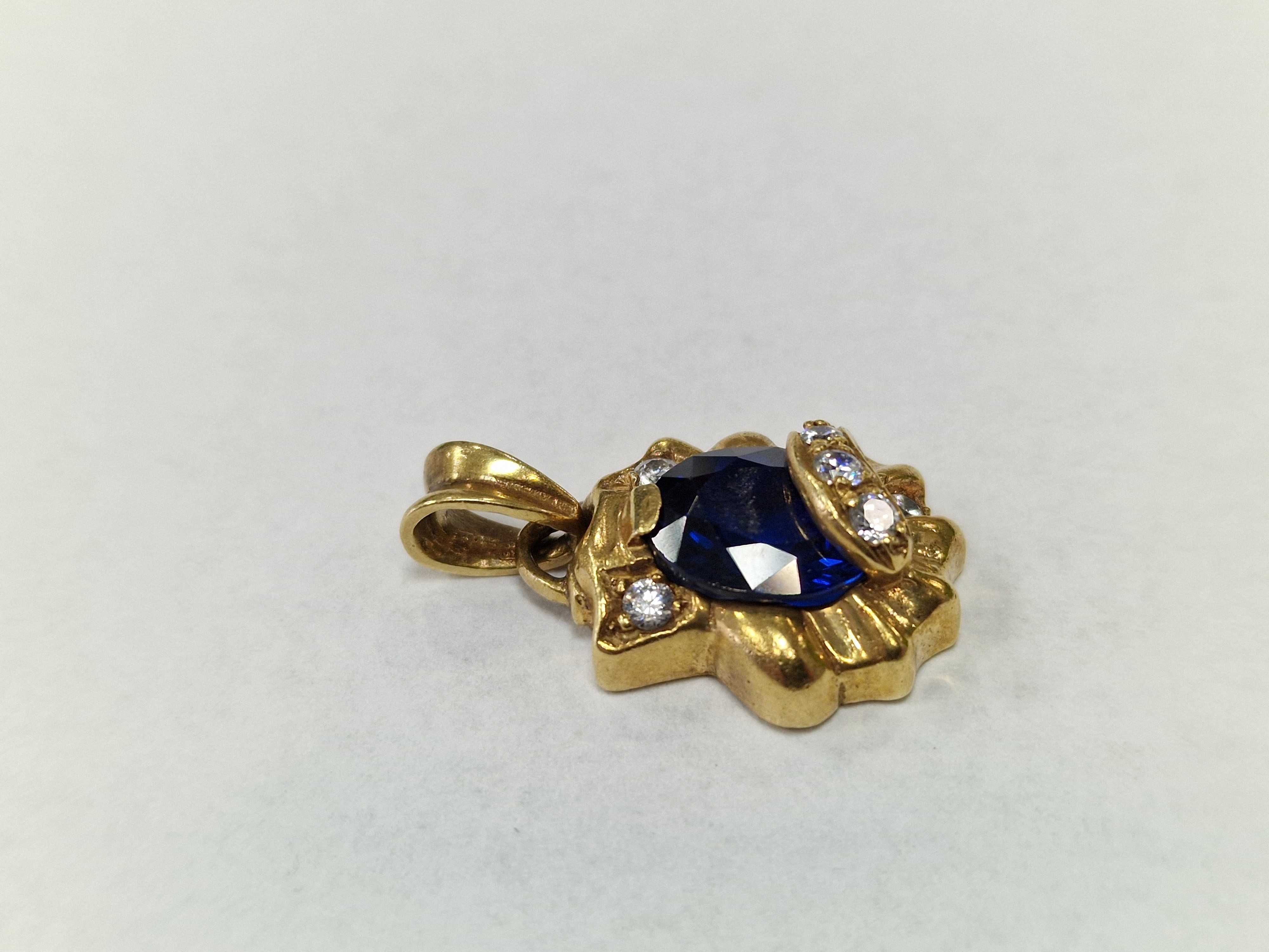 Złoty wisiorek damski/ 750/ 6.75 gram/ Szafir syntetyk/ Cyrkonie