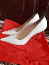 Кожаные белые свадебные туфли
