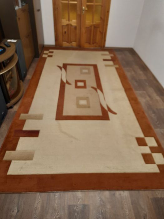 Килим на підлогу в гарному стані.