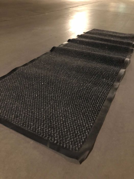 Długa czarna wycieraczka gumowa mata chłonna 60x180 jak chodnik