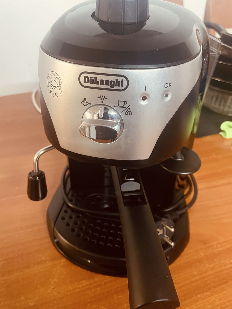 MÁQUINA DE CAFÉ EXPRESSO DELONGHI