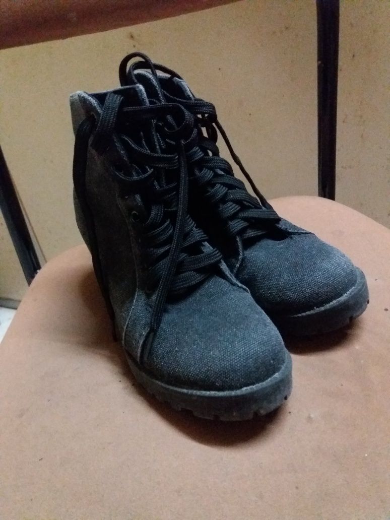 Vendo 2 pares de botas 1 par de sapatos como novos