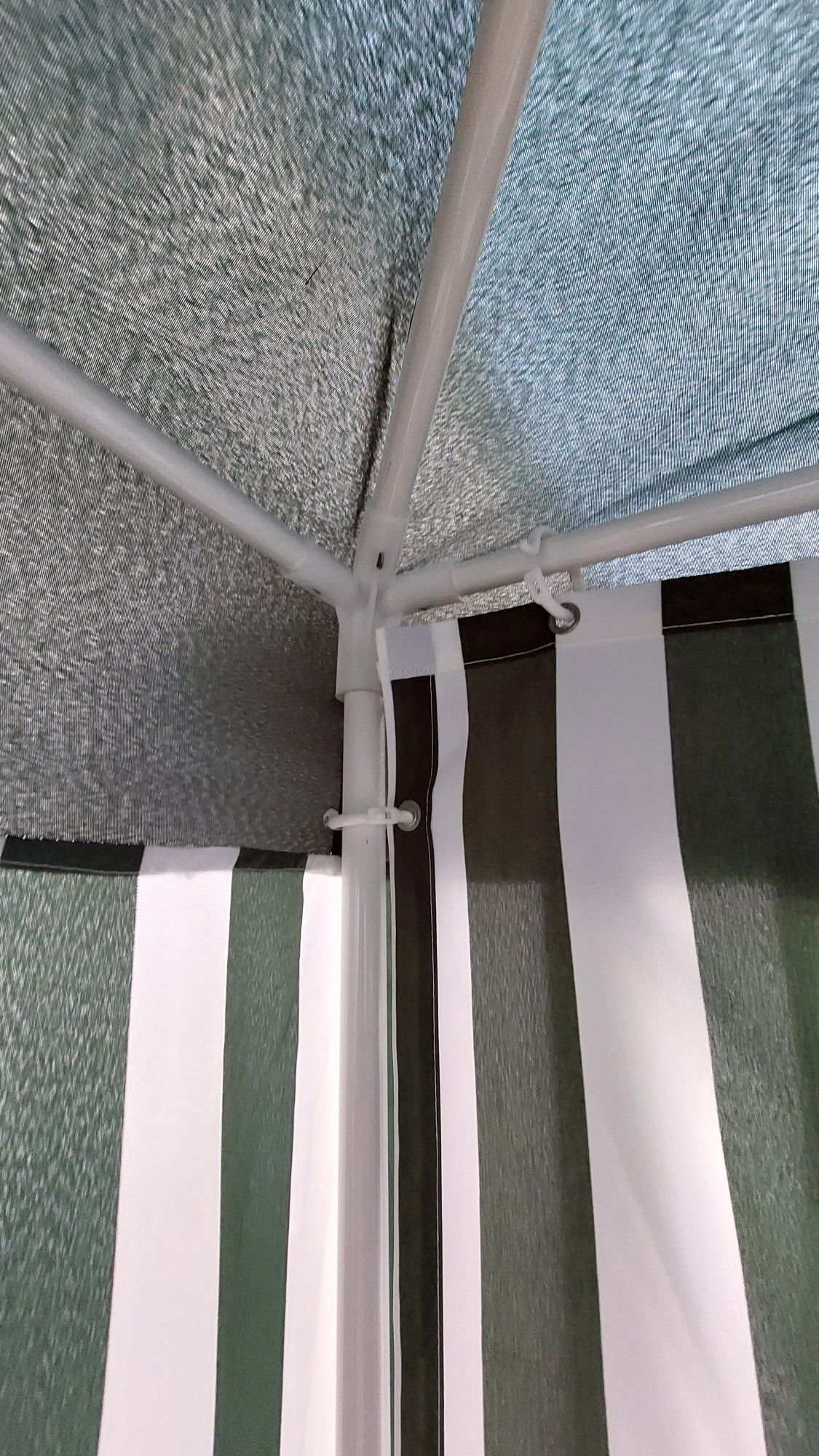 Tenda tipo pavilhão ou pergula verde