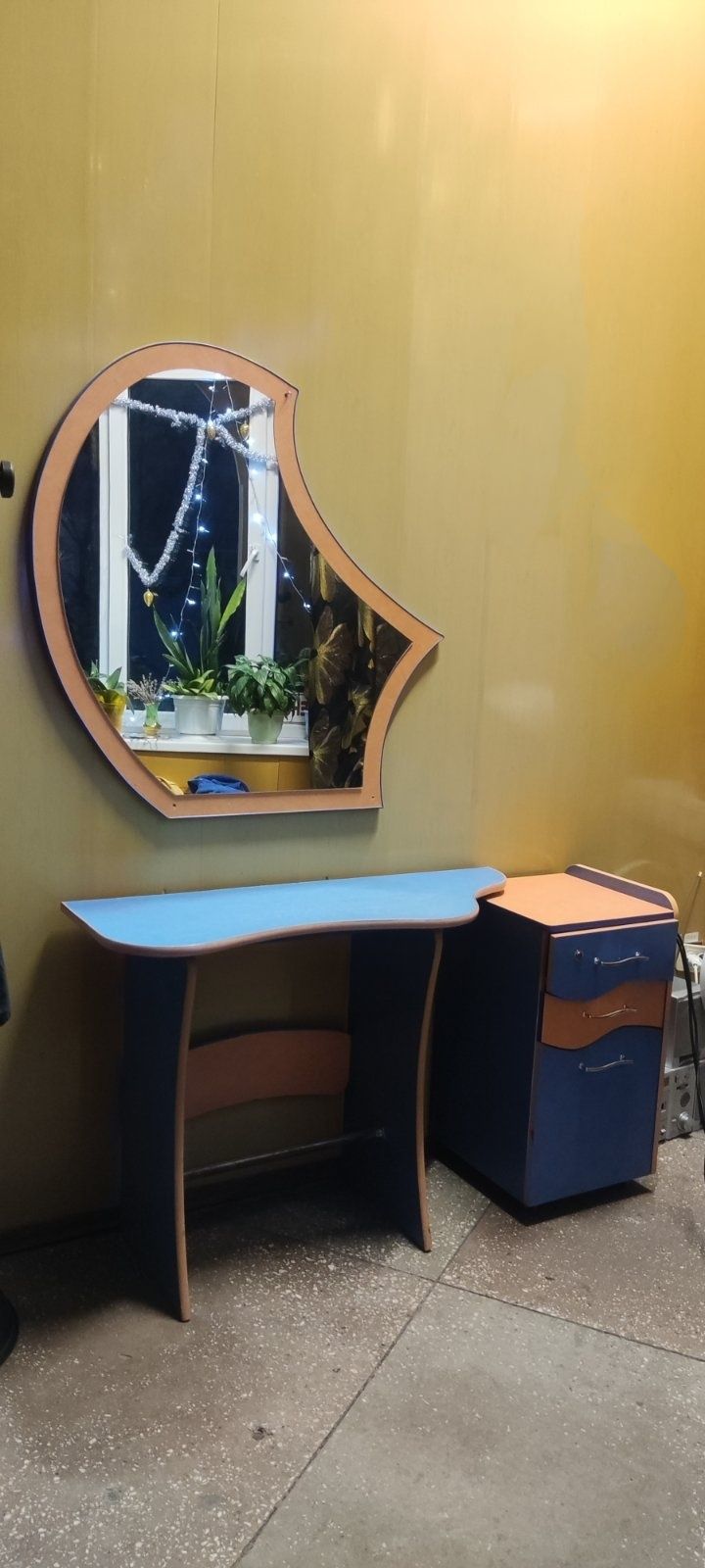 Перукарський стіл з тумбою, перукарське робоче місце з дзеркалом