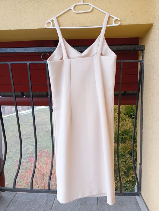 Prosta kremowa sukienka damska na ramiączkach