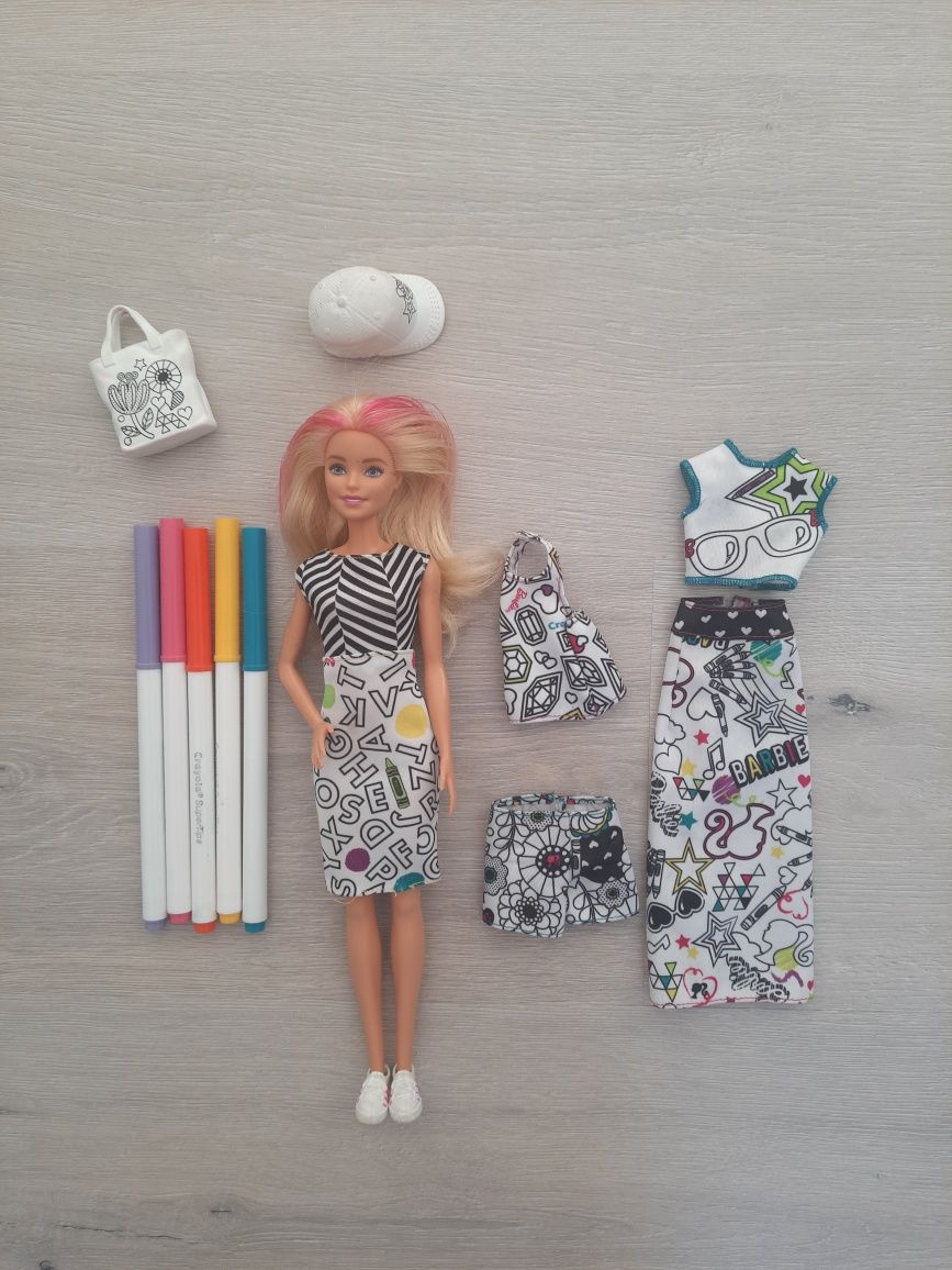 Zestaw Barbie Crayola - Colora Moda firmy Mattel 
Codi