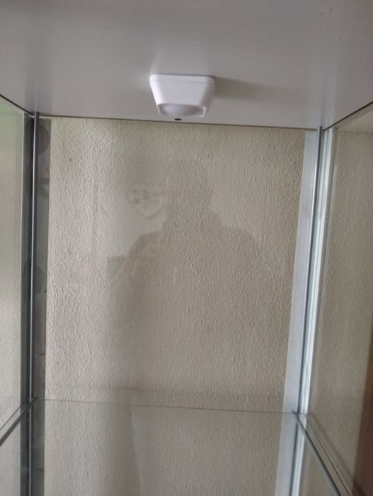 Vitrine branca com luzes