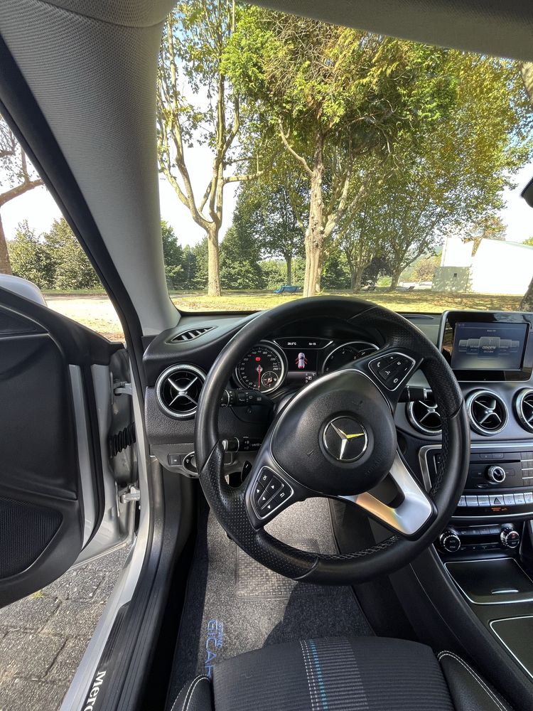 Mercedes-Benz CLA 180 D Urban Caixa auto