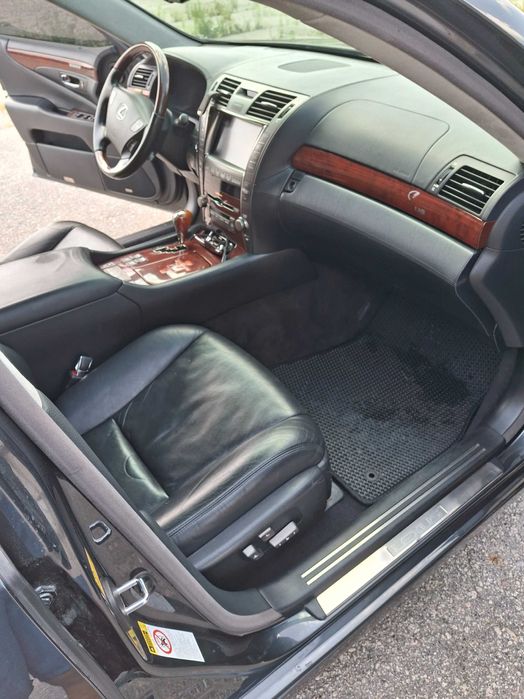 Продаю LEXUS LS600h