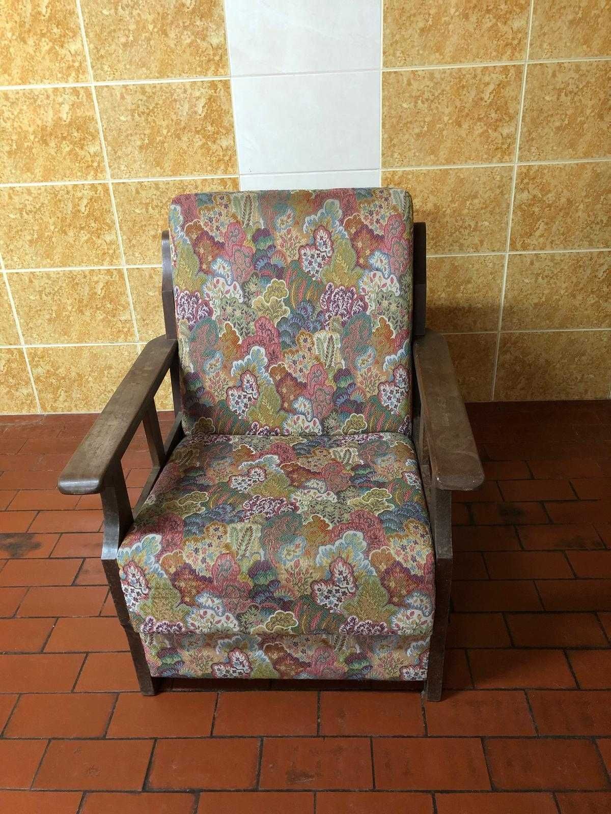 Conjunto de sofá e cadeirões ( 1+2) em madeira e tecido estampado