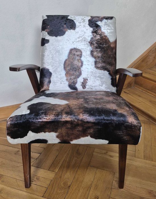 Odnowiony fotel PRL, proj. M Puchała, tapicerka "krowa", typ 300-123