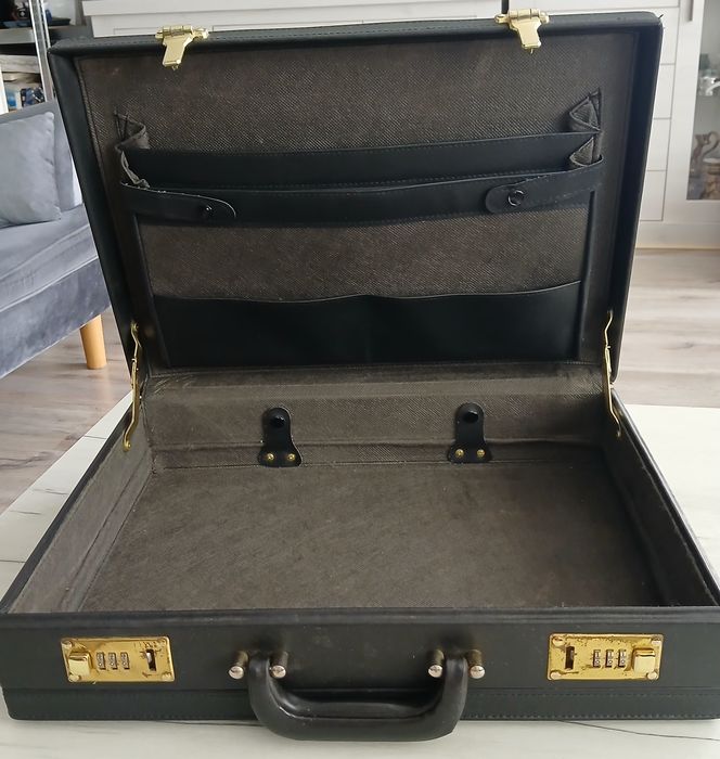 Walizka na szyfr neseser , aktówka. Czarna.