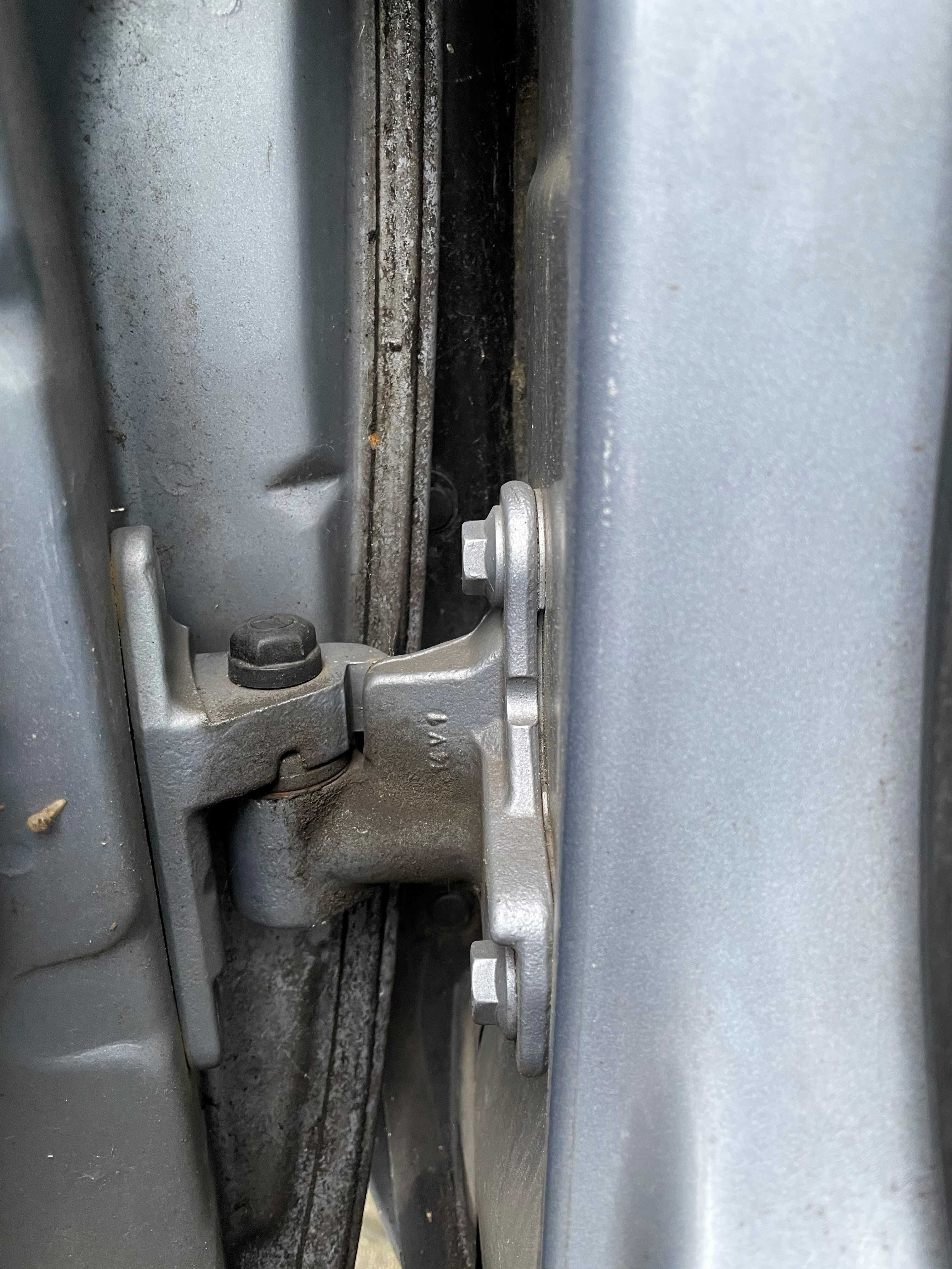 Mercedes B klasa W245 Zawias zawiasy drzwi przód ogranicznik części