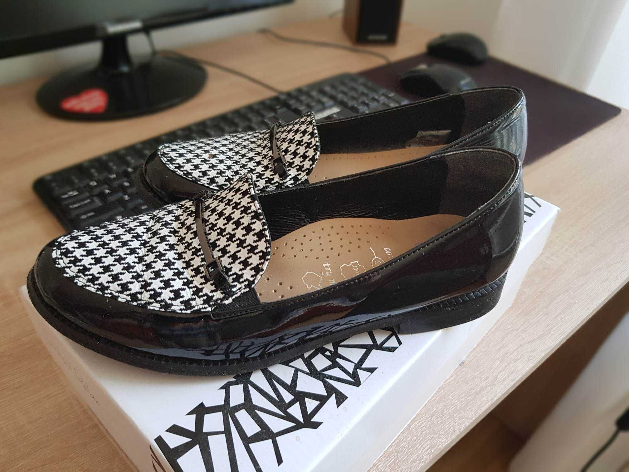 Czarne loafersy Julia - piękny delikatny model firmy Conhpol