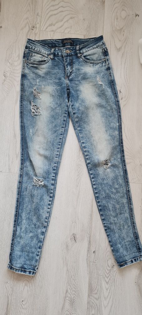 Dżinsy/jeansy z przetarciami, dziurami. Marmurkowe