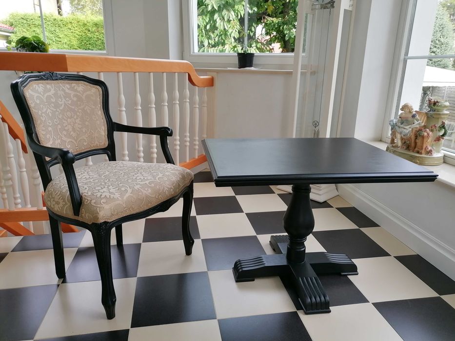 Stylowy fotel ze stolikiem