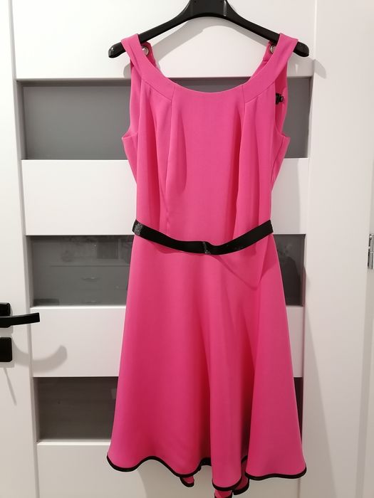 Różowa klasyczna sukienka