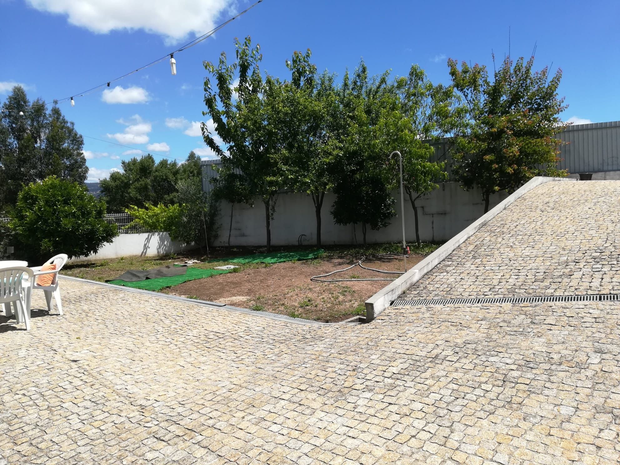 Moradia T3 situada num local sossegado.