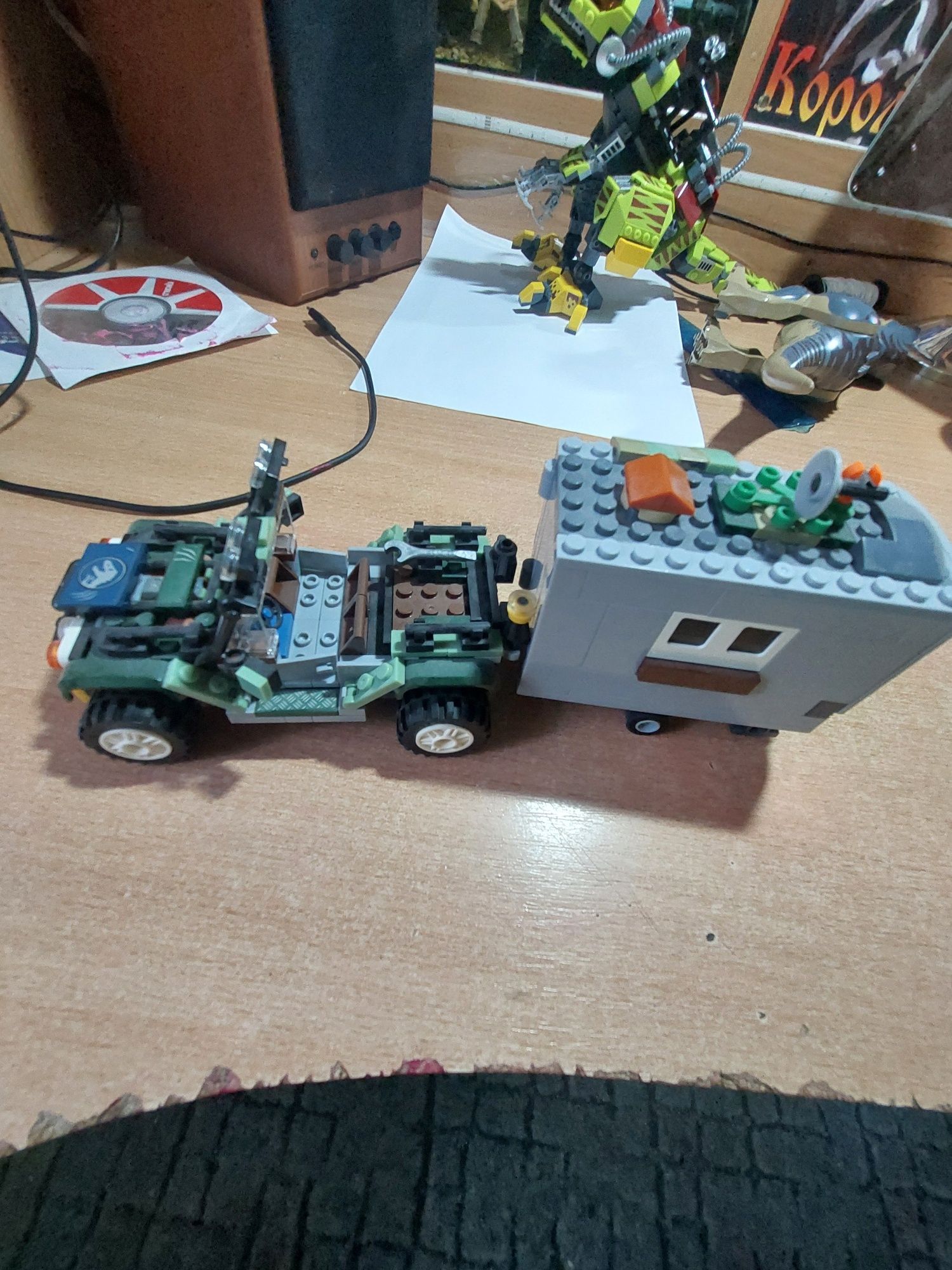 Лего будиночок на колесах з набору "Бій з баріоніксом"